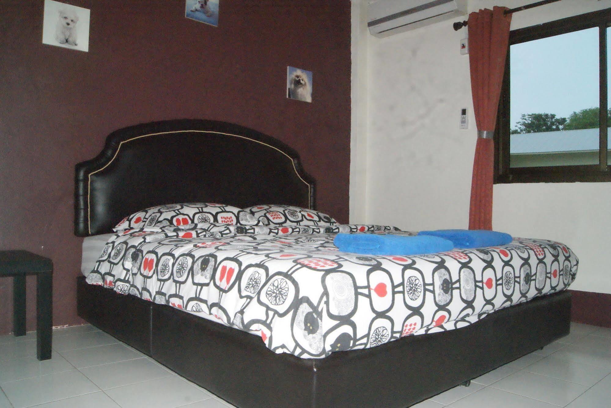 Pineapple Guesthouse Пхукет Экстерьер фото
